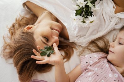 beautiful-mother-daughter-with-bouquet-delicate-spring-flowers